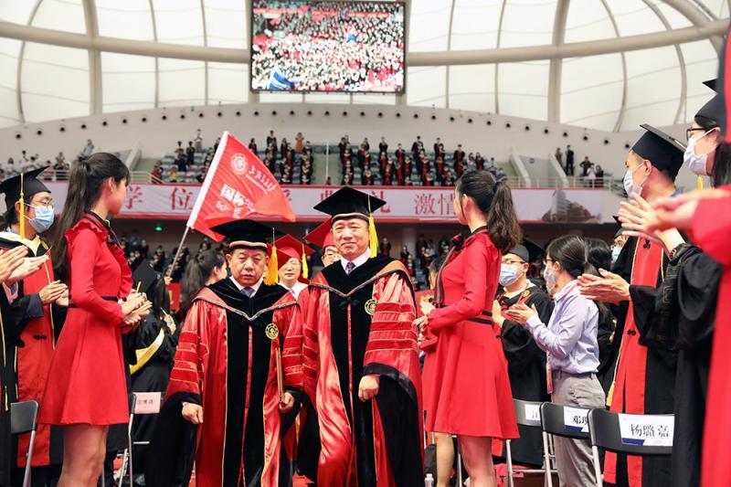 3485名上海交大本科生毕业典礼上登台演讲的杰出校友代表原来是他图