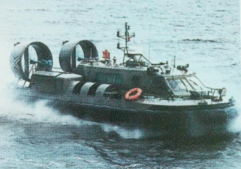 05  1960年，工程力学系教师何友声主持研制成功我国第一艘气垫船_副本.jpg