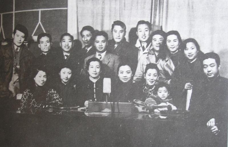图4  1949年初，上海昆仑影片公司经常组织进步人士举办星期晚会，公开揭露政府的黑暗统治。这是一次晚会后在电台集体留影（前排左四是吴茵，后排左三是孟君谋）.JPG