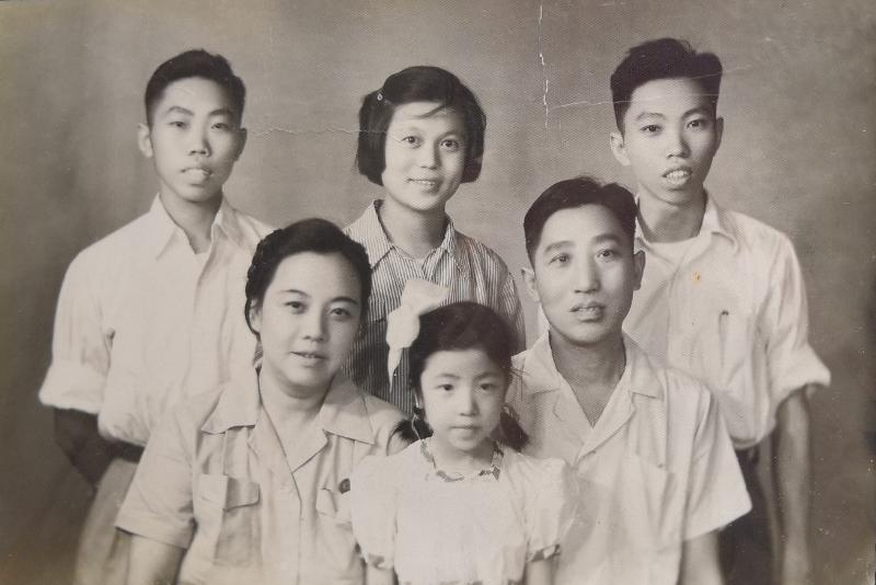 图6  父亲孟君谋、继母吴茵与儿女合影（后排右一、右二为孟树模夫妇）.jpg