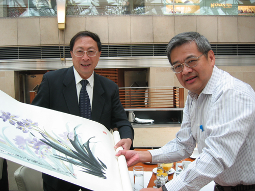 伍威权先生接受谢绳武校长赠画