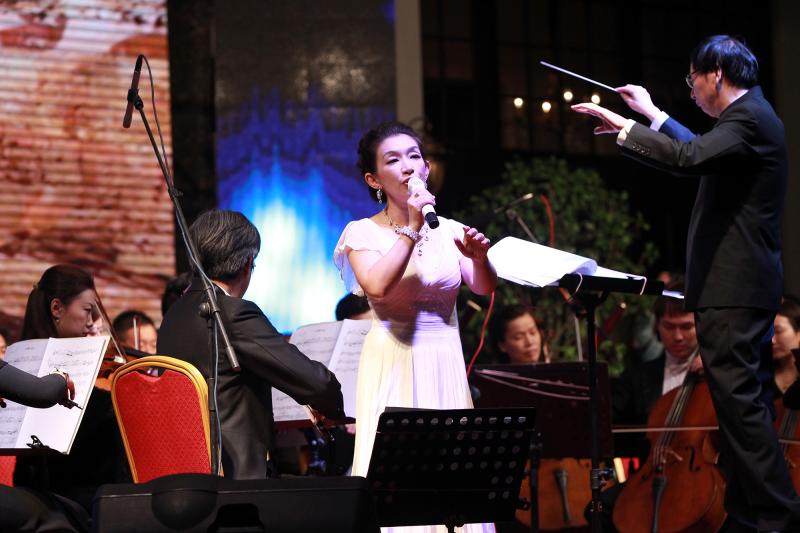 2015年10月，曾凡一在上海科学会堂草坪音乐会上演唱。