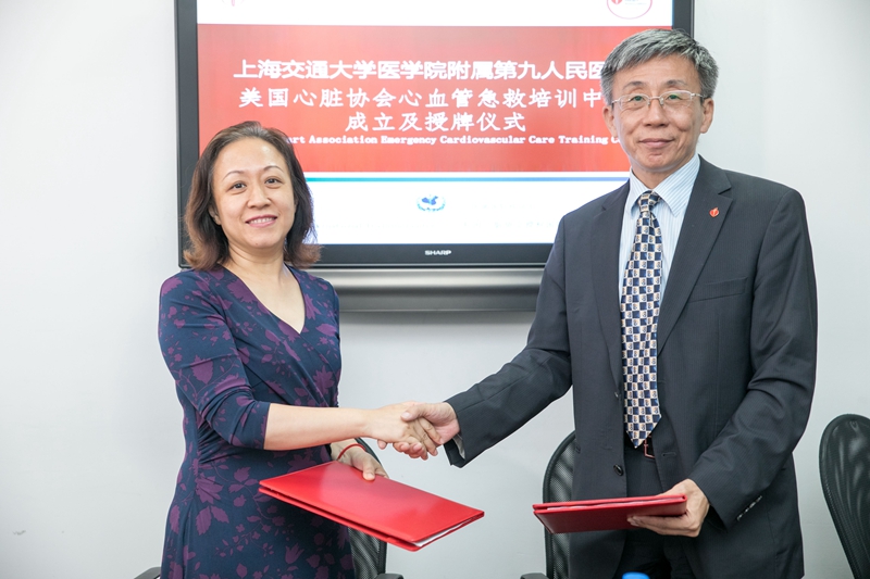 刘艳副院长代表我院和美国心脏协会中国区国康国际培训中心王革新教授进行签约仪式_副本.jpg