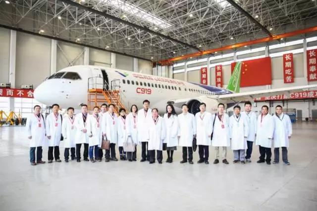 2017年4月11日，上海交通大学校长林忠钦院士、交大参与民机试飞工作的相关教师在C919首架机合影.jpg