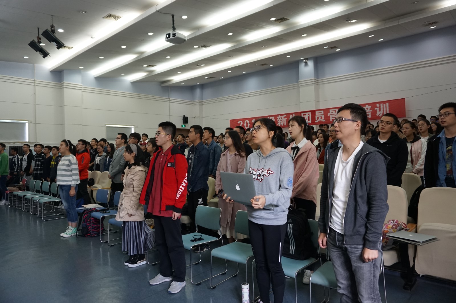 活动在全场高唱中国共产主义青年团团歌中拉开了序幕