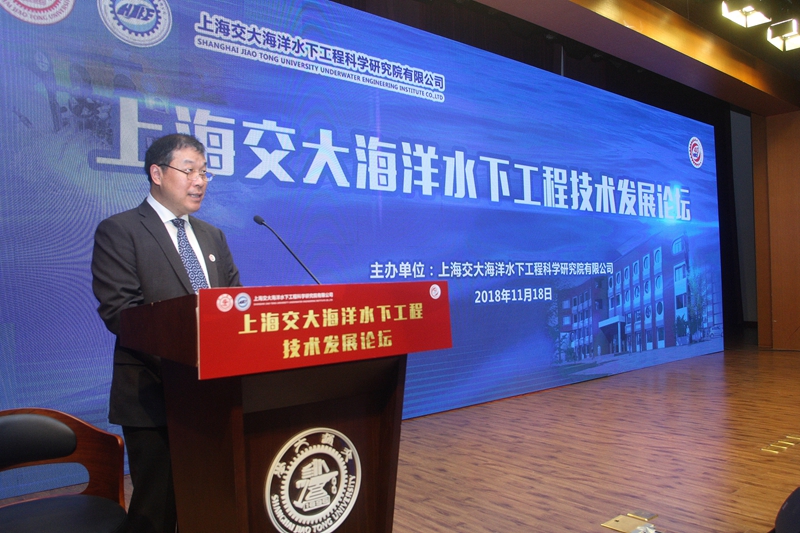 11-杨启董事长主持_副本.jpg