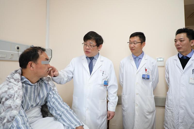 戴传昌医生查房.jpg