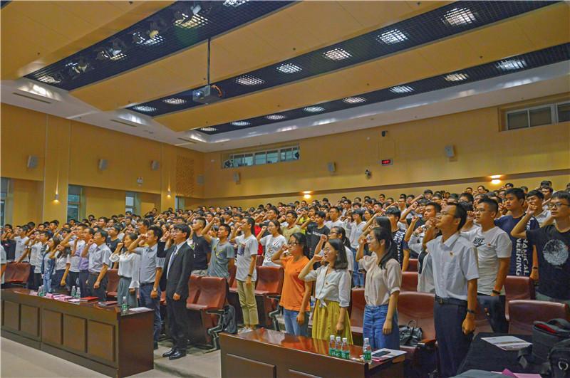 【图5】2019级新生党员教育大会-宣誓仪式.jpg