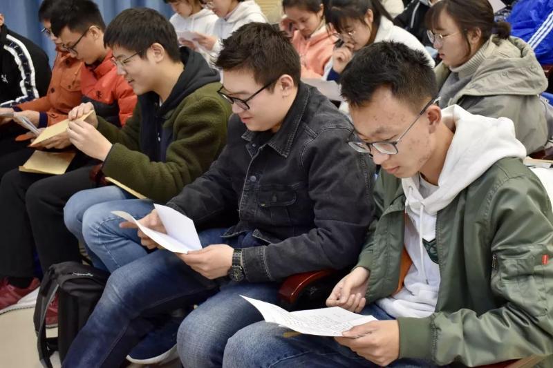1  同学们阅读家书.jpeg