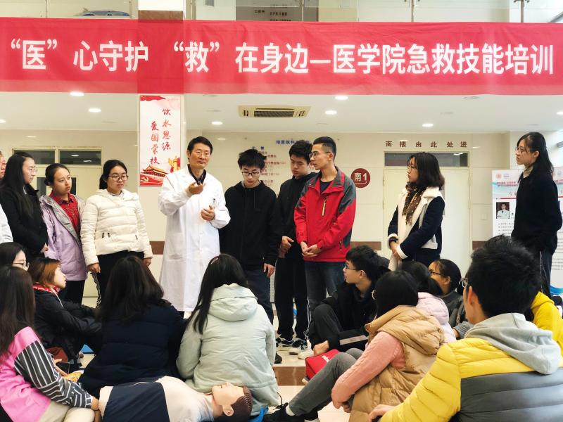 刘院长为大家讲解相关知识.jpg