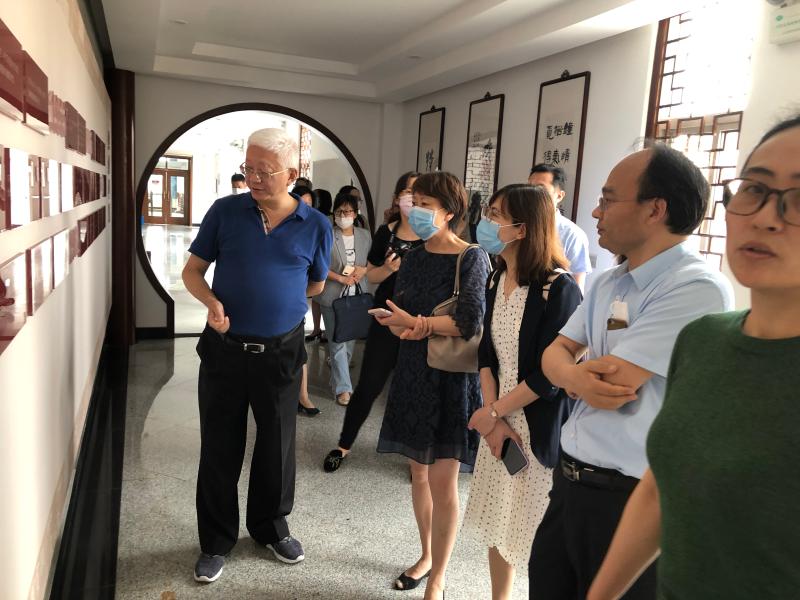 03-复旦大学图书馆参观特藏2.jpg