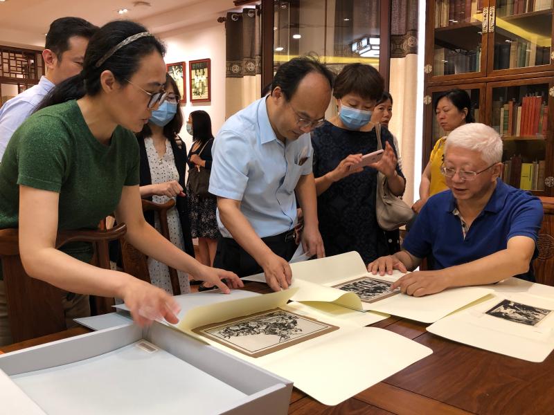 04-复旦大学图书馆参观特藏1.jpg