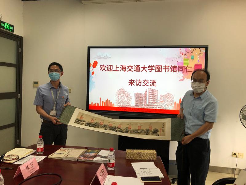 06-同济大学图书馆互赠礼物.jpg