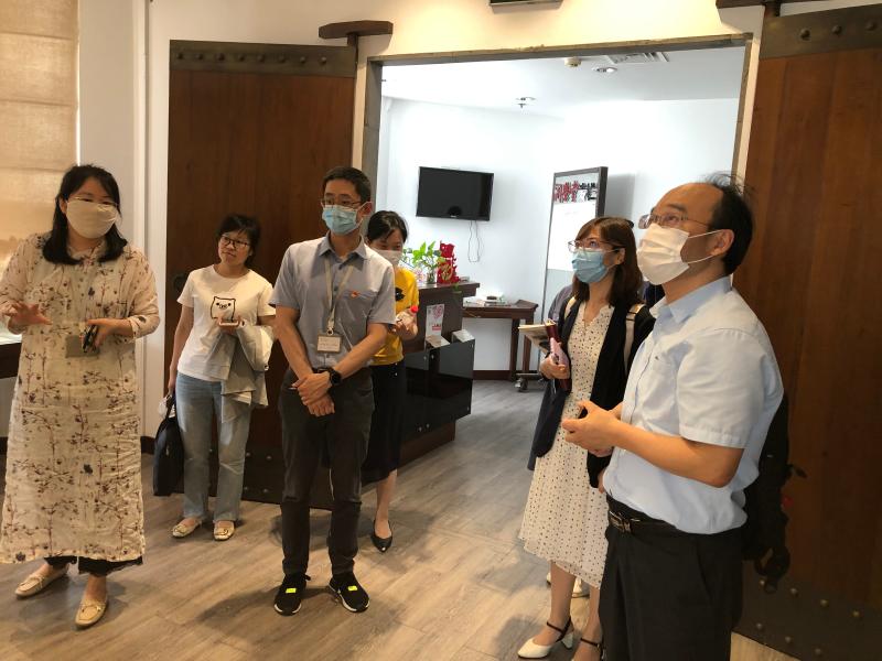 07-同济大学图书馆参观特藏1.jpg