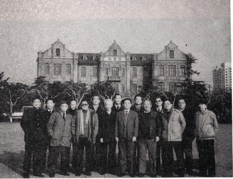 图2  邓三瑞学长（前排左2）与1952届造船系同学欢聚在交大校园.jpg