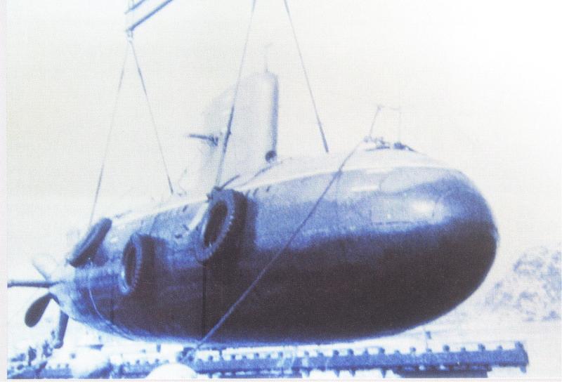 图4  032-1实验艇在海军旅顺基地码头.jpg
