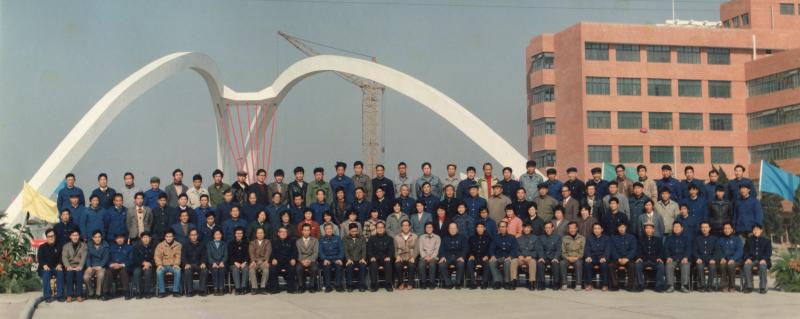 1987年11月20日，在开学典礼上学校为133位闵行校区建设奋斗者获一二三奖.jpg