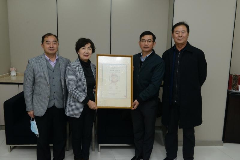 3-胡昊常委赠画.jpg