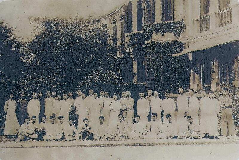04 1923年张永和（前排左一）在交大读书时与同学合影_副本.jpg