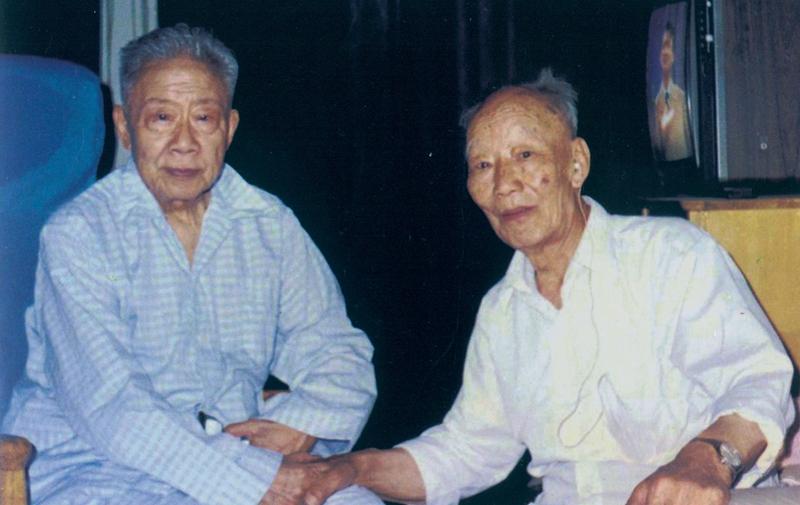07 1990年代初，张永和在北京与交大第一个党团支部成员、同班同学陆定一重逢，畅叙战斗友情。_副本.jpg