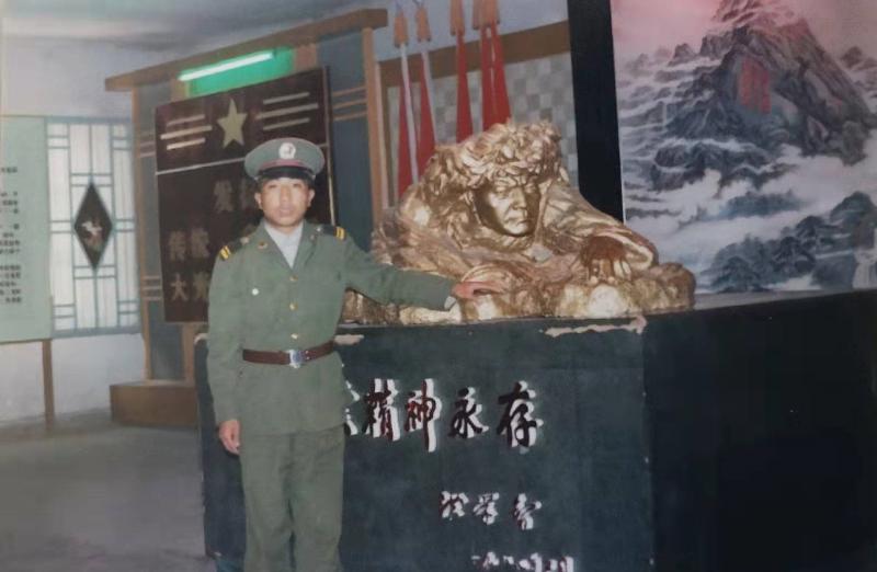 2军队中的父亲.jpg