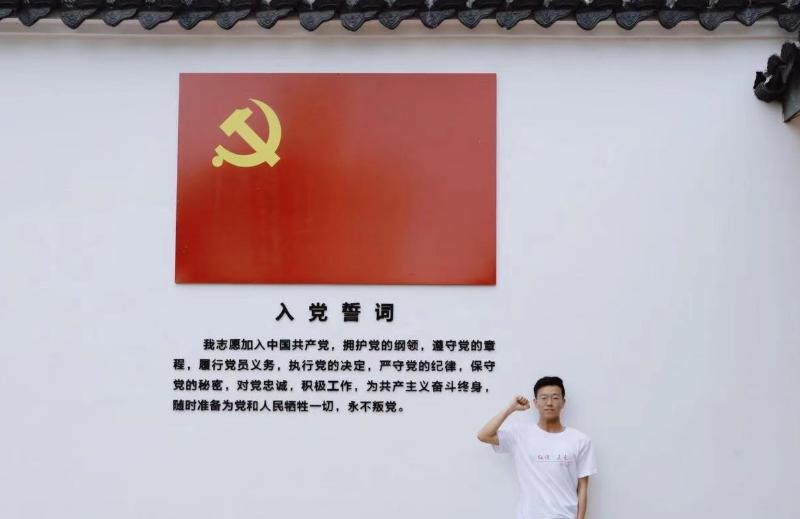 7在党旗下的入党宣言.jpg