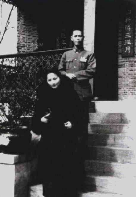 01 1932年1月，宋庆龄在真如前线与蔡廷锴合影_副本.jpg