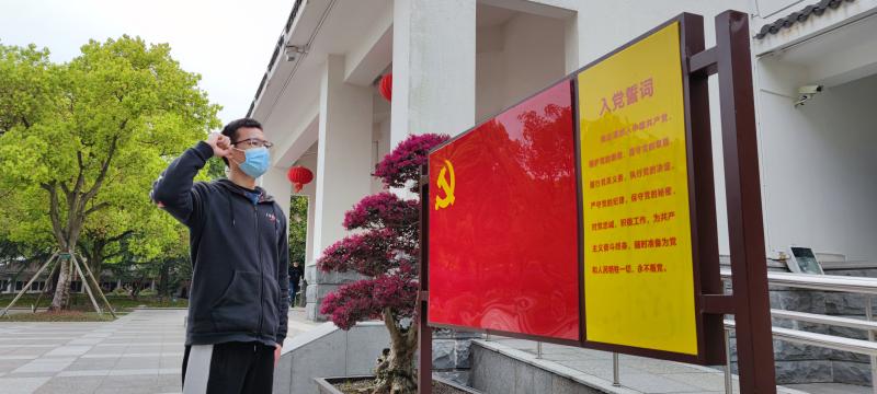 图2—重温入党誓词.jpg