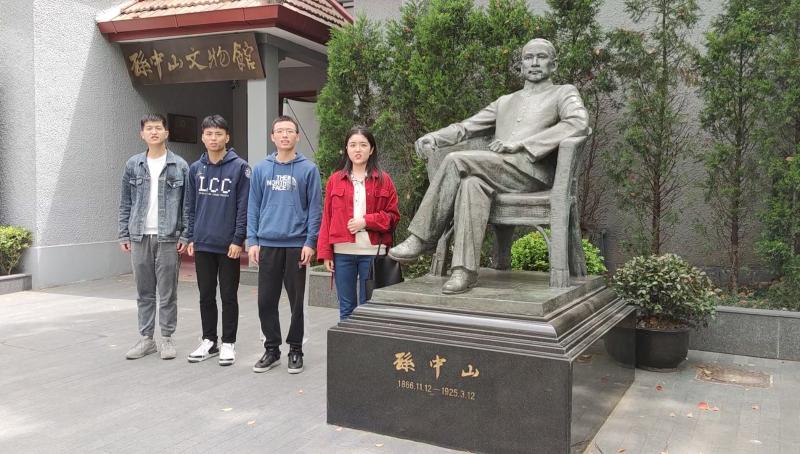 图3-和党员同志一起参观孙中山故居纪念馆(右2).jpg
