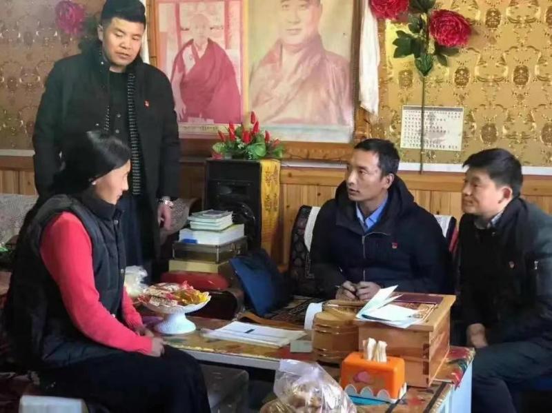 图2-扎西达娃跟随领导走访基层.jpg