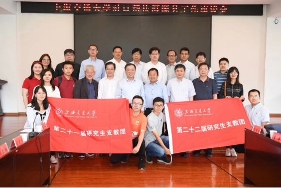 图3-杨振斌书记及学校领导看望云南研支团.png