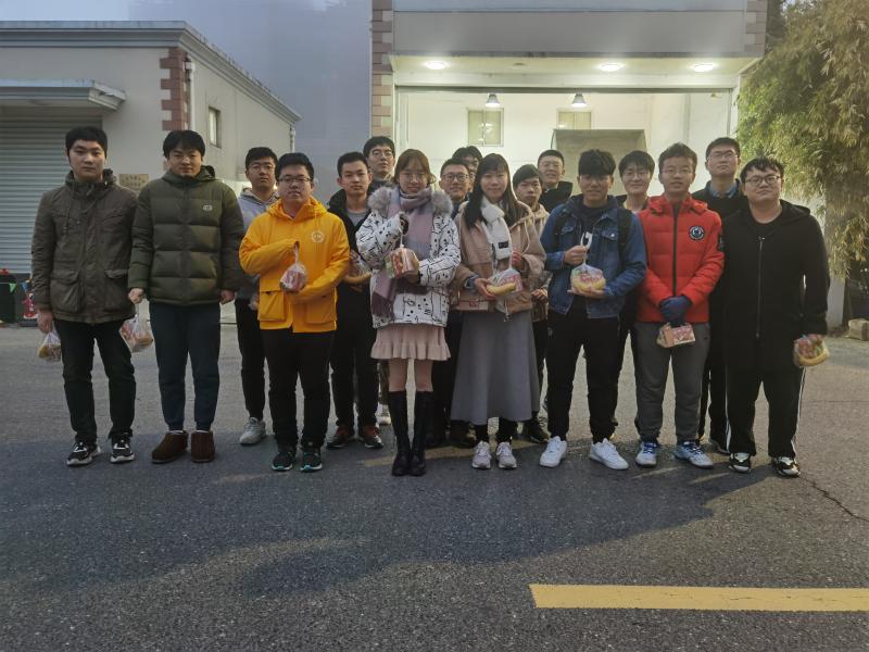 图片6-2021年学雷锋日组织开展慰问环卫工人志愿服务.jpg