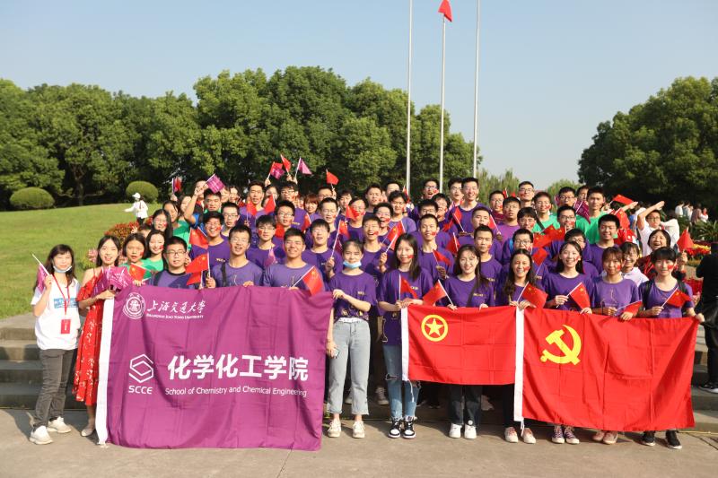 图片8-国庆节组织支部与2020级新递交入党申请书的同学共同观礼国庆升旗.jpg