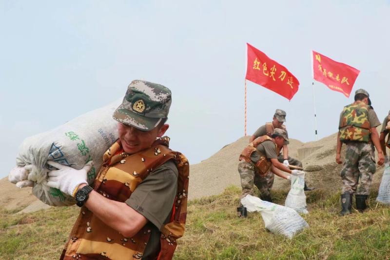 10-在江西九江参与抢险救灾.jpeg