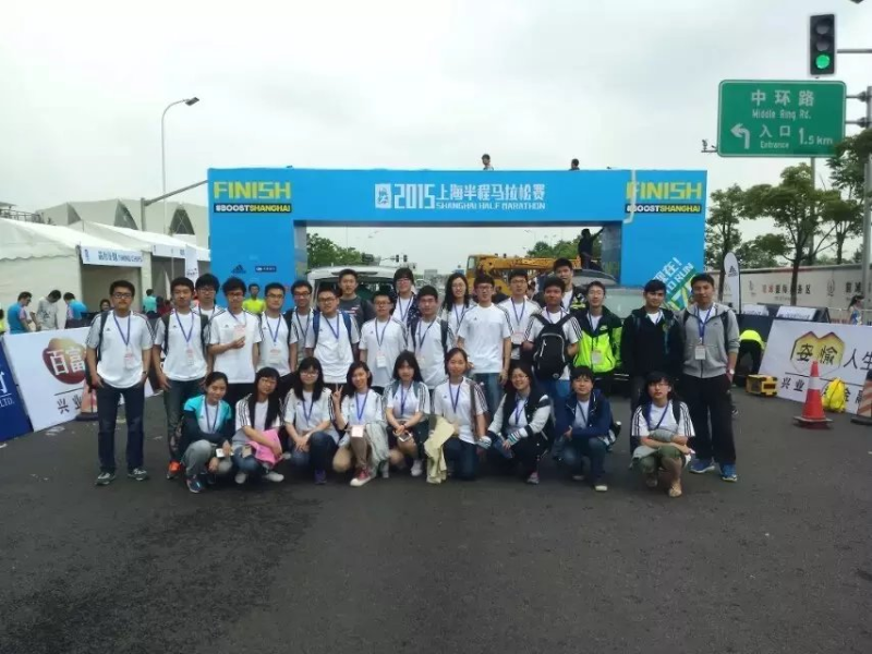 6-2015年上海半程马拉松志愿者合照.png