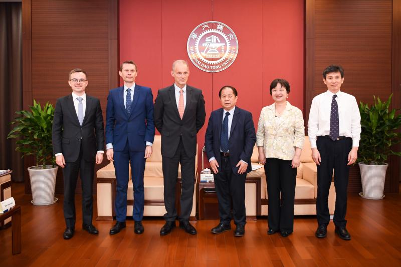 波兰共和国驻华大使一行访问上海交大
