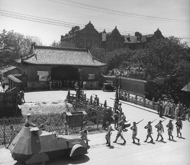 【图5】1948年6月，国民政府军队阻止交大学生参加游行.jpg