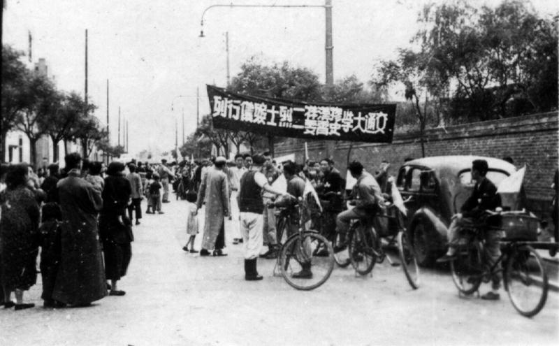 图5  1949年6月5日，史霄雯、穆汉祥两位烈士灵柩载归交大校园.jpg