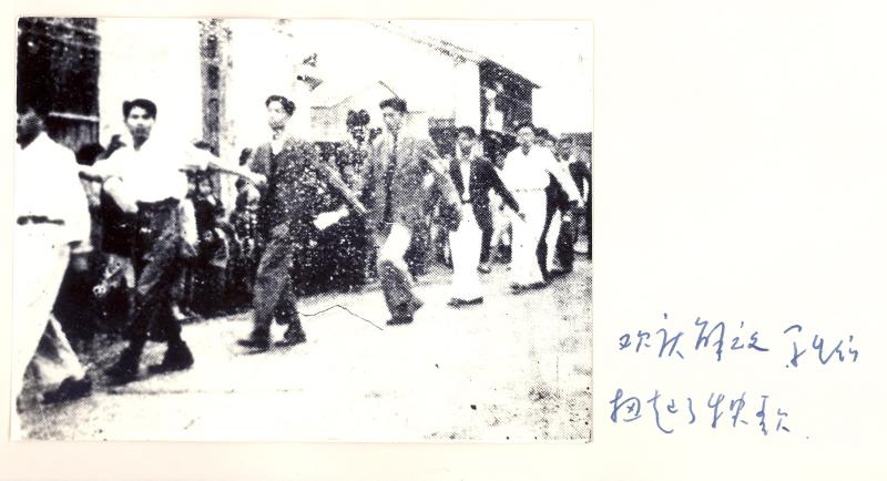 图4  1949年5月，欢庆解放的交大学生们扭起了秧歌.jpg