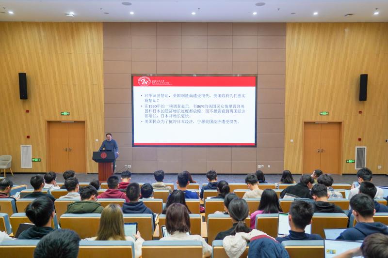 学员认真听取教授的讲解.jpg