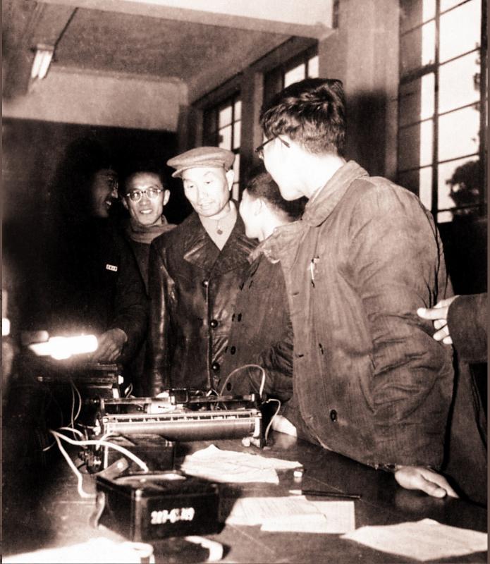 03  1963年4月，国防科委副主任张爱萍（右三）来校视察科研工作.jpg