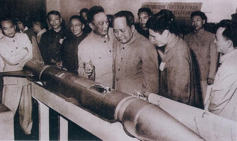04  1960年5月28日，毛泽东在上海新技术展览会观看我国首枚探空火箭实体，听取主任工程师潘先觉（前排右二）的介绍_副本.jpg
