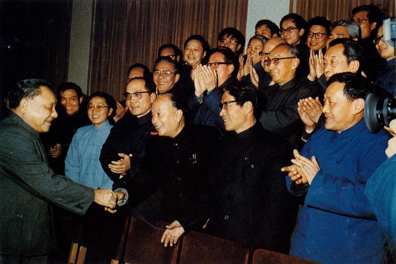 03  1984年2月16日，邓小平亲切接见上海交大师生代表_副本.jpg