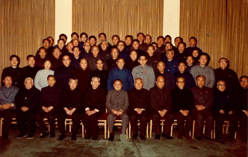 04  1984年2月16日，邓小平（前排左6）接见上海交大领导和师生代表_副本.jpg