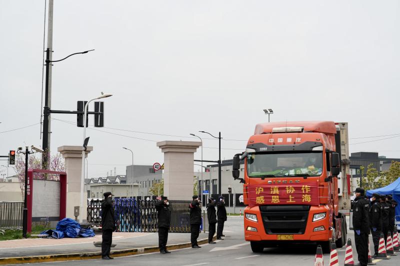 1图说：4月5日一早，车头上挂着“沪滇协作，感恩上海”横幅的卡车满载着30吨蔬菜进入交大校园.jpg