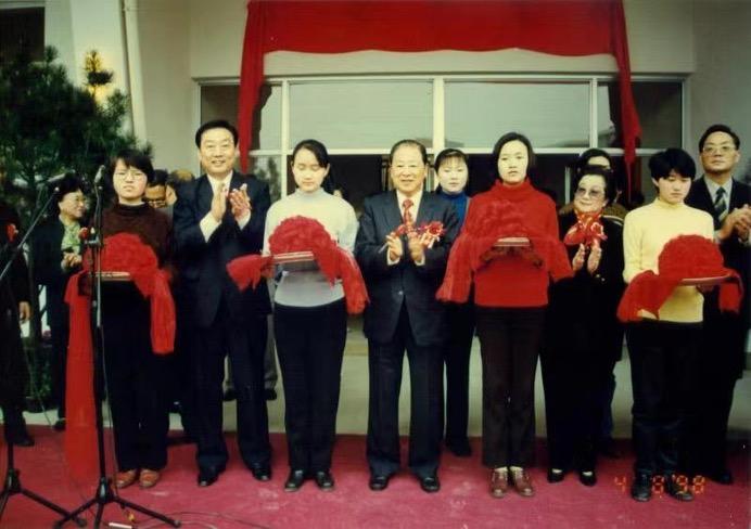 1998年4月8日，上海市副市长周慕尧（左二）和胡法光（左四）在光明体育场落成典礼上剪彩.jpg