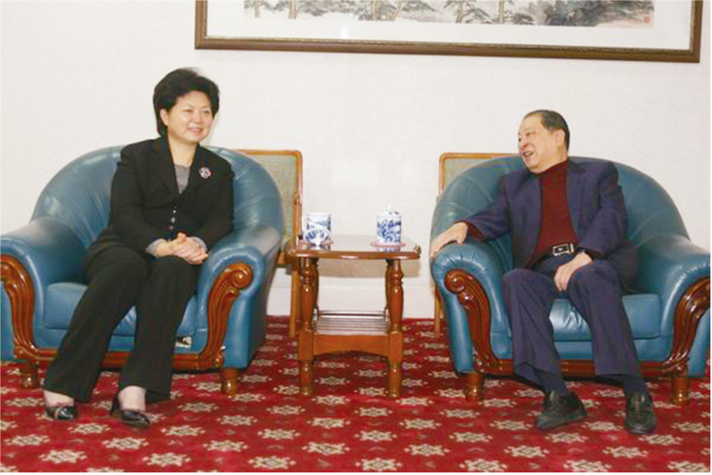 2006年，时任上海交通大学党委书记马德秀在徐汇校区浩然科技大楼贵宾室与胡法光（右一）会晤.png