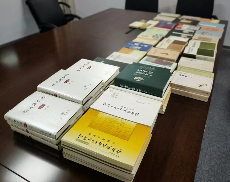 张元济老校长之孙张人凤先生捐赠珍贵图书文献 (4).jpeg