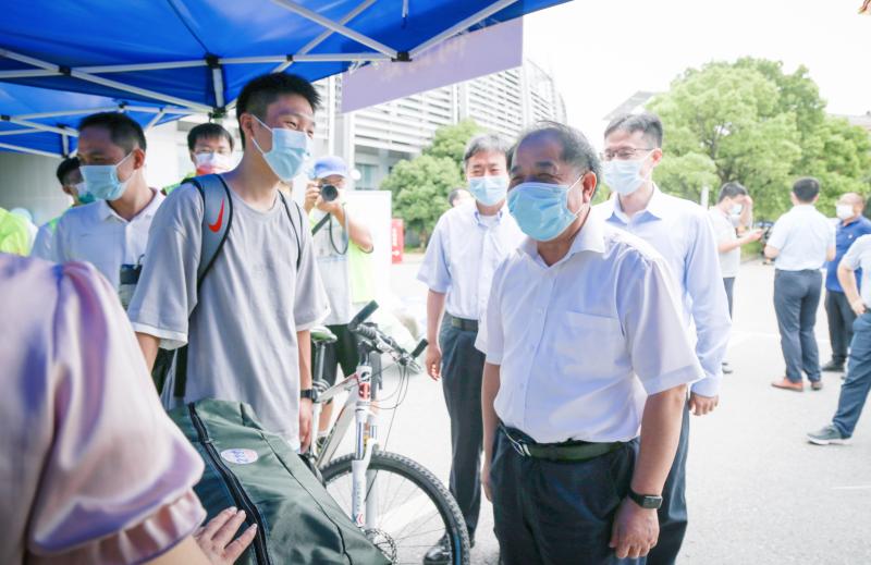 校领导走访慰问2022级新生.jpg