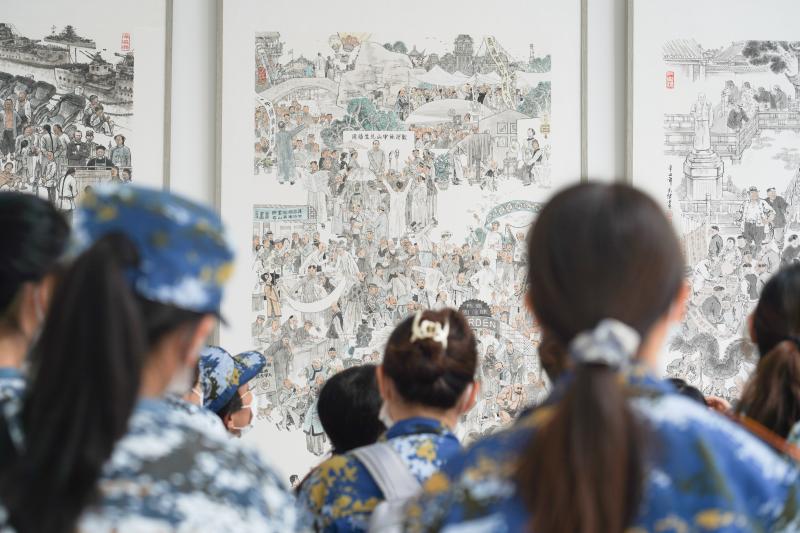 学生赏画.jpg